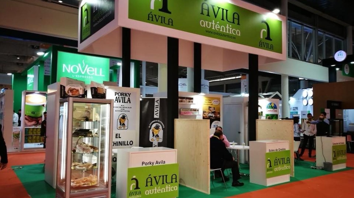 Imagen de archivio de &Aacute;vila Aut&eacute;ntica en una feria agroalimentaria.