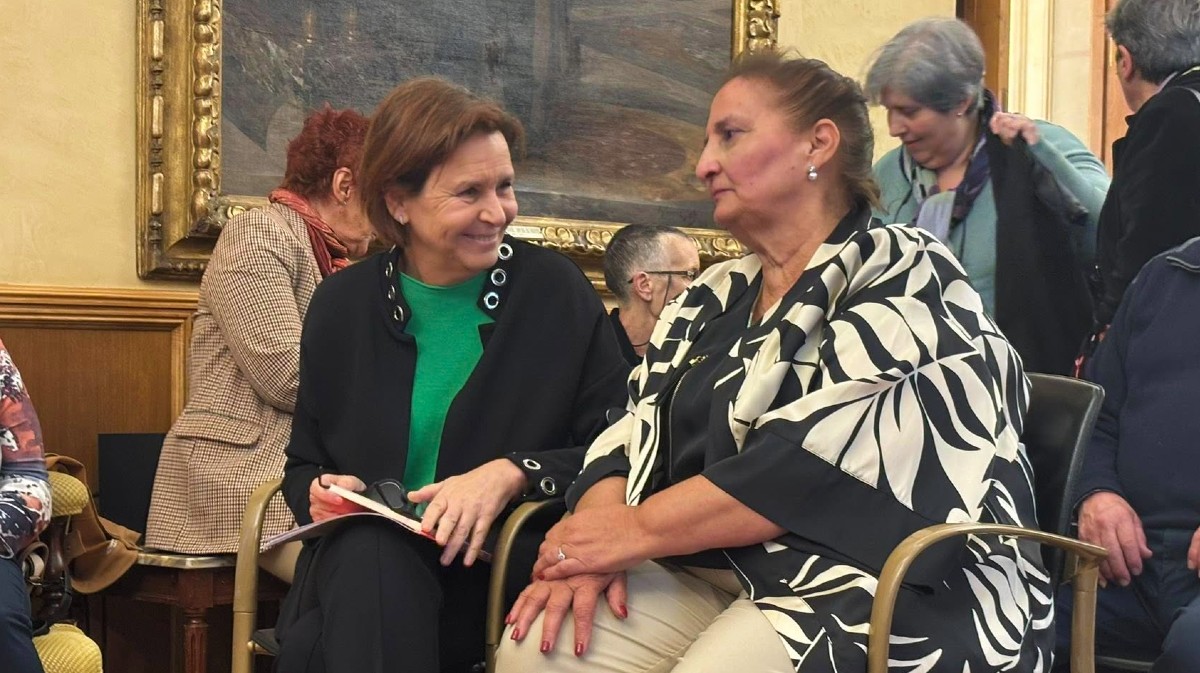 Adela Gabarri (derecha), con la alcaldesa de Gij&oacute;n, Carmen Moriy&oacute;n.