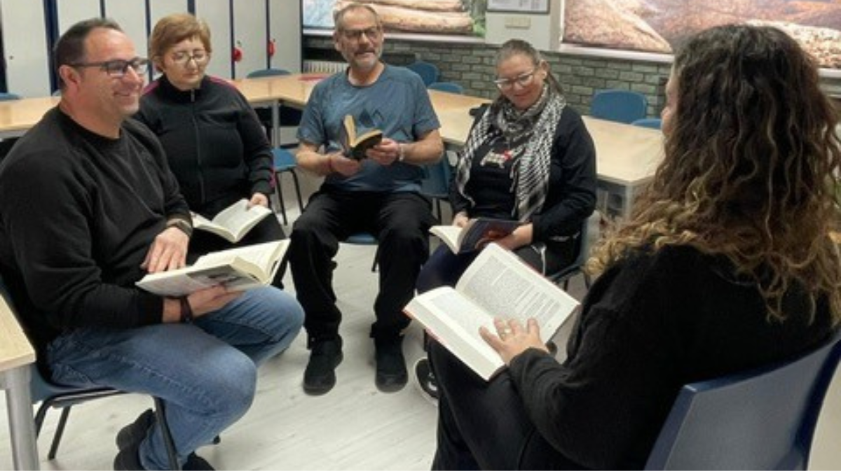 Participantes de FAEMA comparten un momento de lectura durante una actividad del proyecto "Aprendiendo a cuidarme".