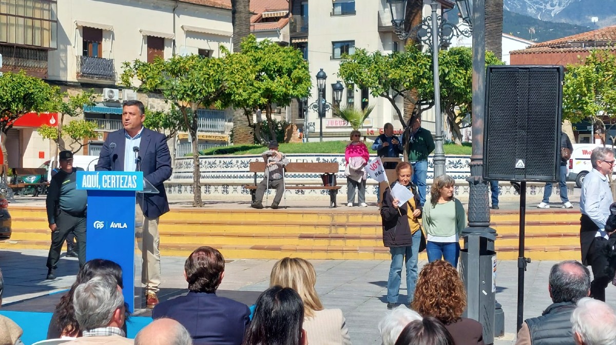 La reivindicación del hospital en el Tiétar se deja ver en el acto de Mañueco
