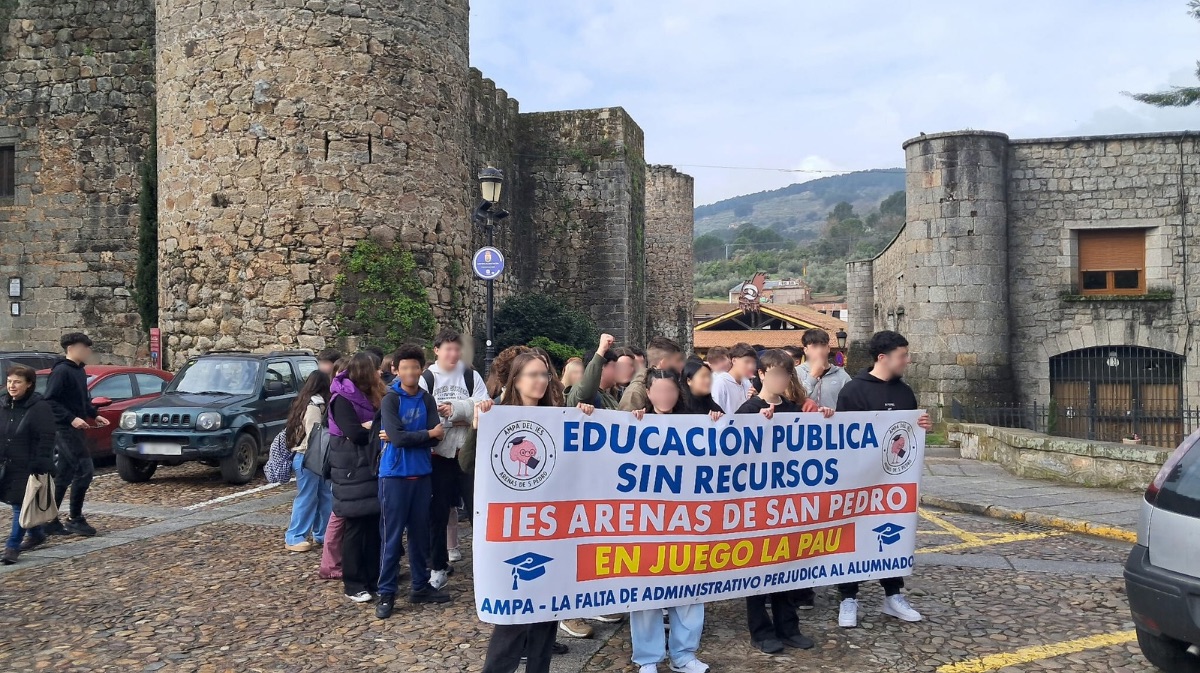 Alumnos del IES Arenas de San Pedro protestando por la falta de personal administrativo