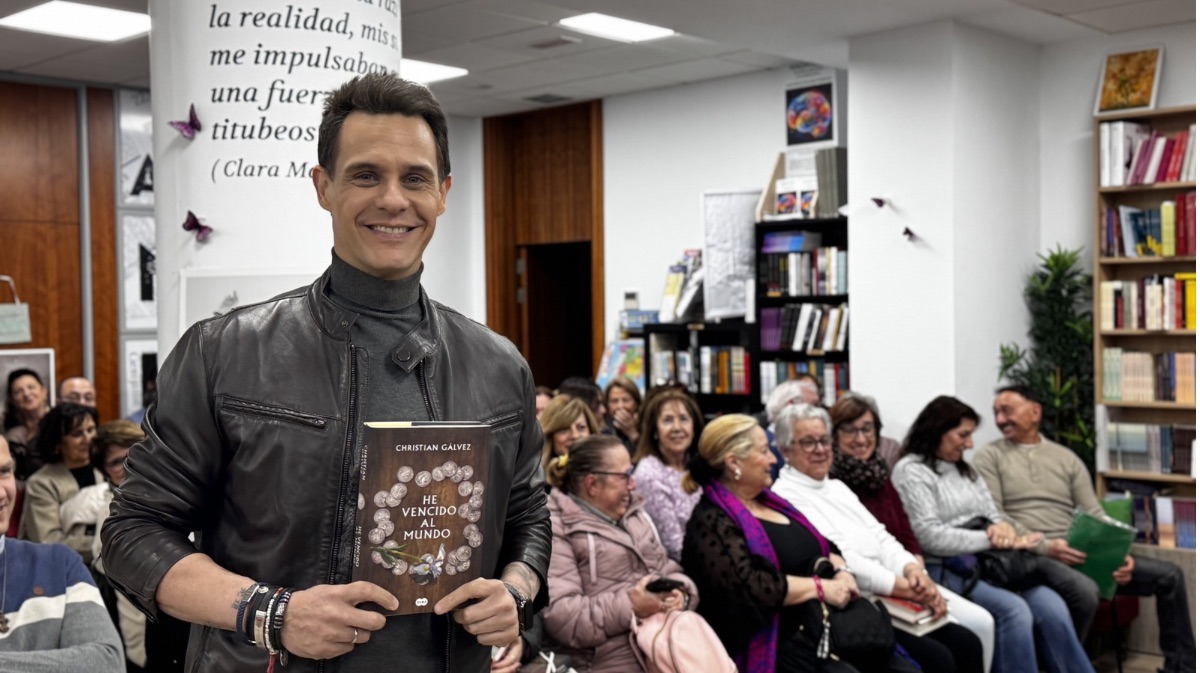 Christian G&aacute;lvez en la librer&iacute;a Letras