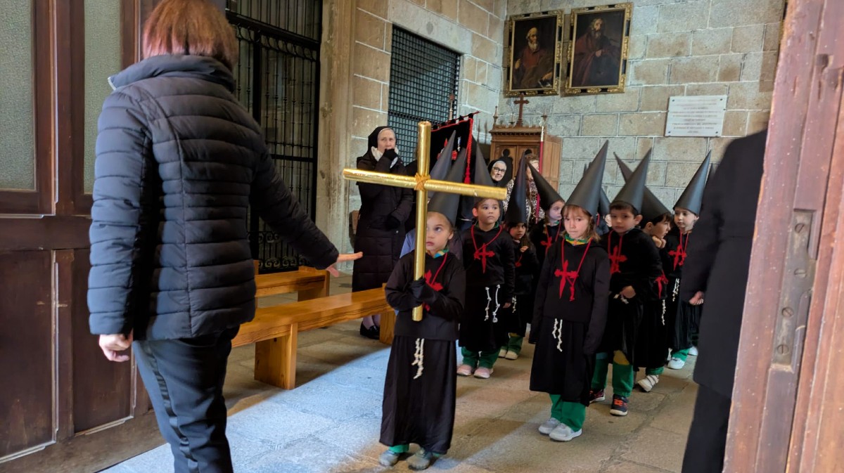 Procesi&oacute;n del Colegio Sant&iacute;simo Rosario.