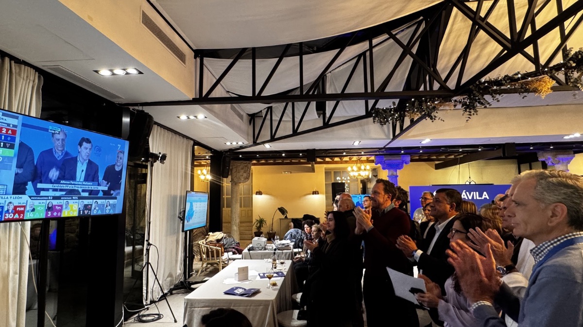 El PP durante la intervenci&oacute;n de Alfonso Ma&ntilde;ueco en la noche electoral