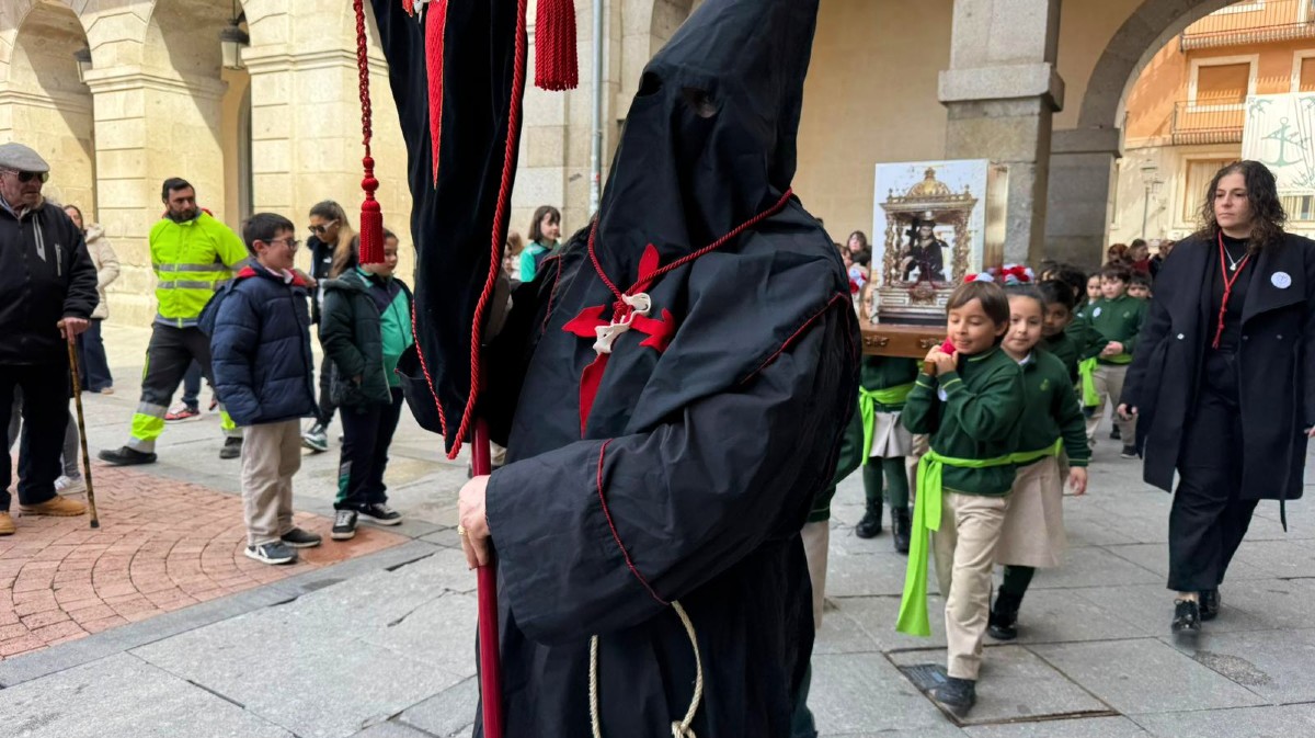 Procesi&oacute;n del Colegio Sant&iacute;simo Rosario.