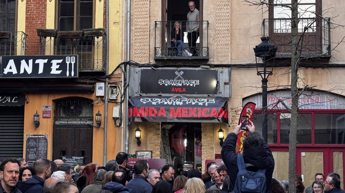 Una pareja observa la movilizaci&oacute;n desde su ventana