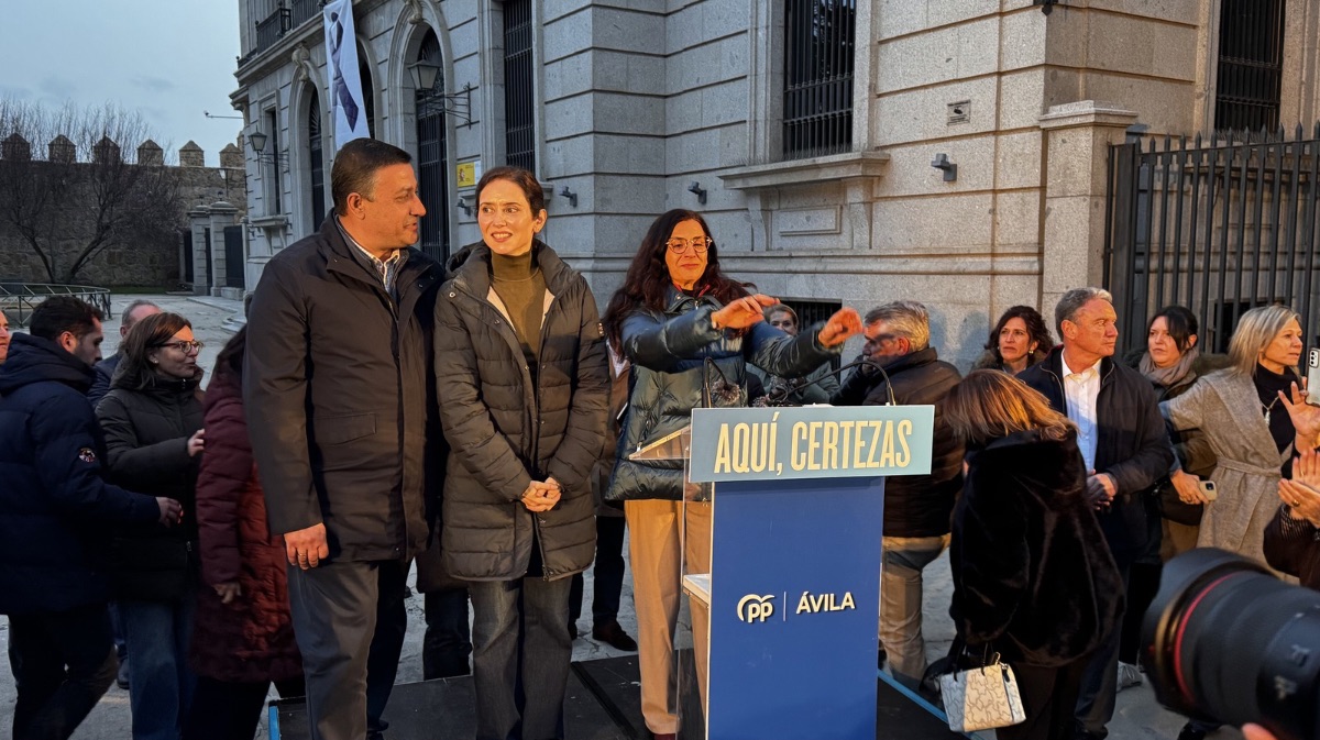 Carlos Garc&iacute;a, Isabel D&iacute;az y Cristina Sanchidri&aacute;n sobre el escenario