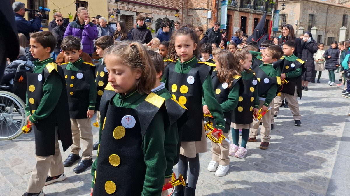 Procesi&oacute;n del Colegio Sant&iacute;simo Rosario.