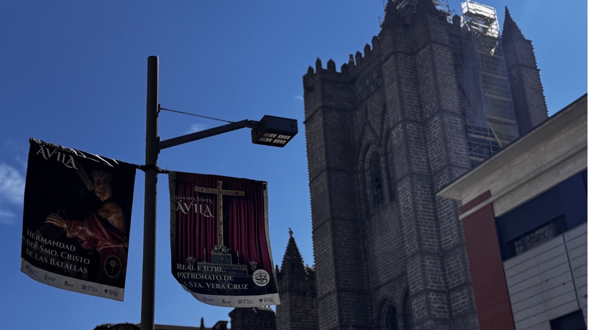 Carteles anunciando la Semana Santa abulense de 2026