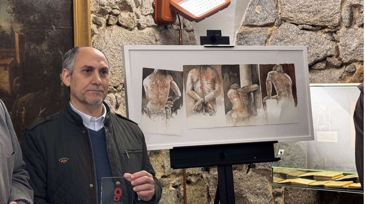 El artista Jos&eacute; Ato Saor&iacute;n junto a su obra &lsquo;El azotado&rsquo;