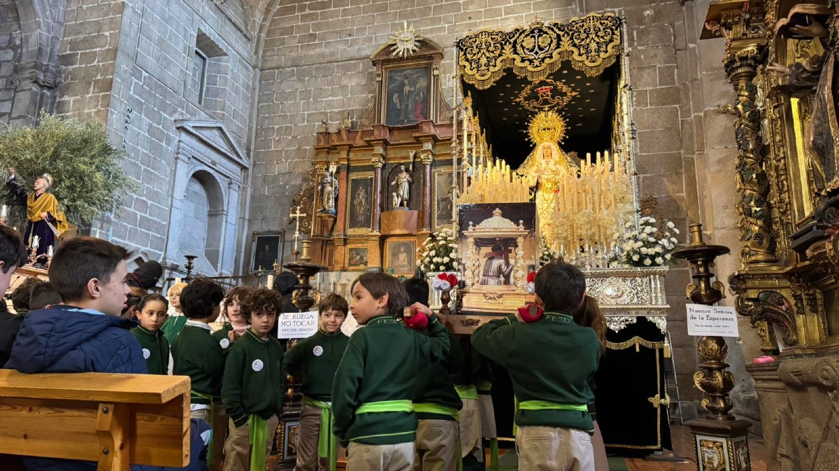 Procesi&oacute;n del Colegio Sant&iacute;simo Rosario.