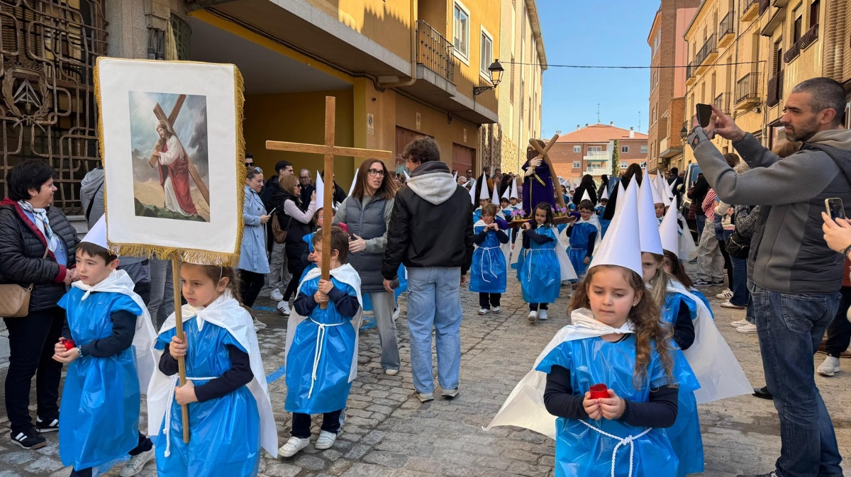 Alumnos del colegio Milagrosa-Las Nieves procesionando