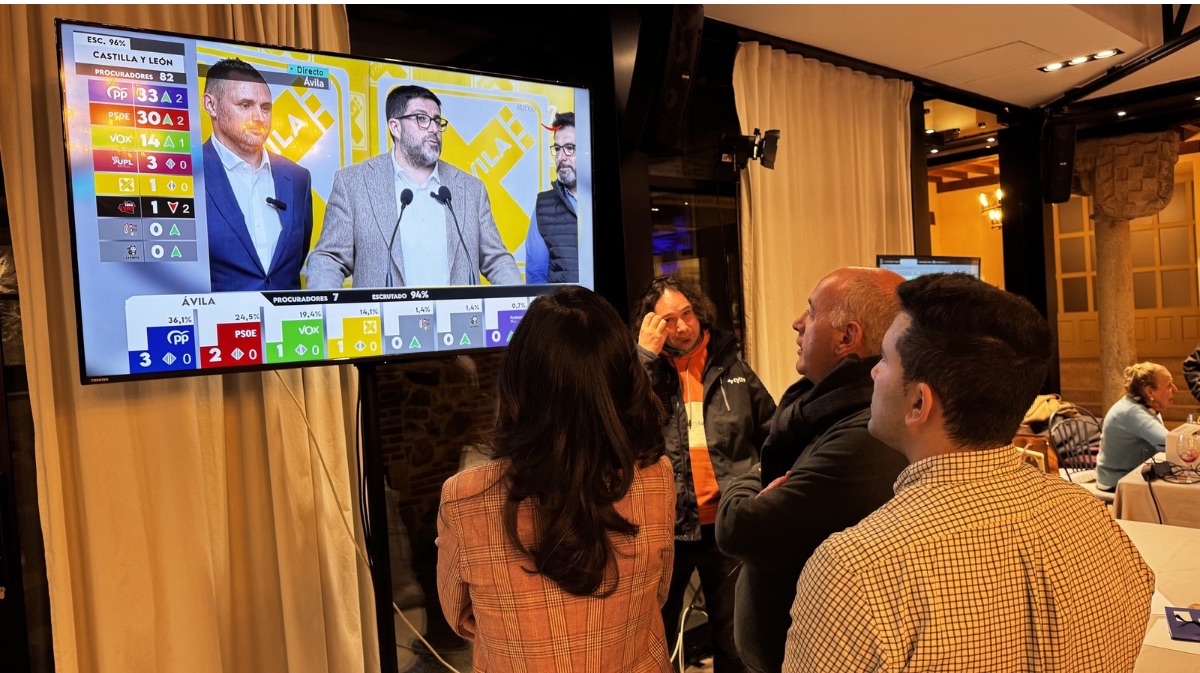 Miembros del PP y periodistas atendiendo a las declaraciones en directo de Por &Aacute;vila