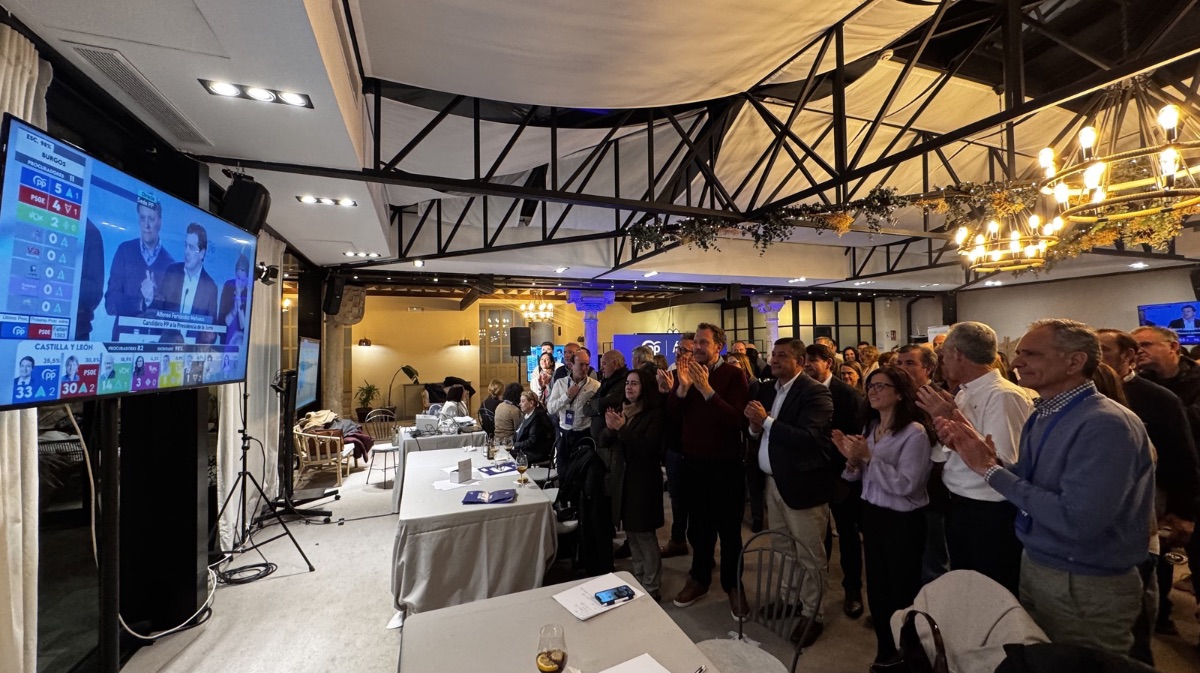El PP durante la intervenci&oacute;n de Alfonso Ma&ntilde;ueco en la noche electoral