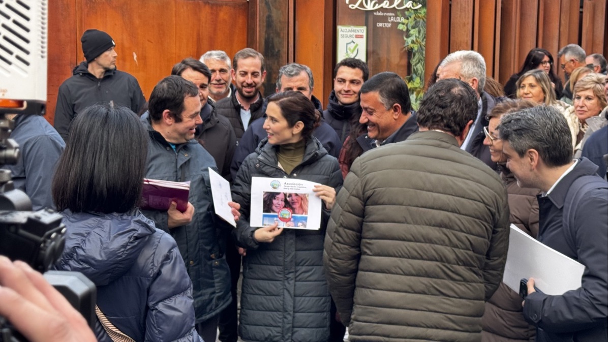 Isabel D&iacute;az Ayuso recibe un detalle de un viandante