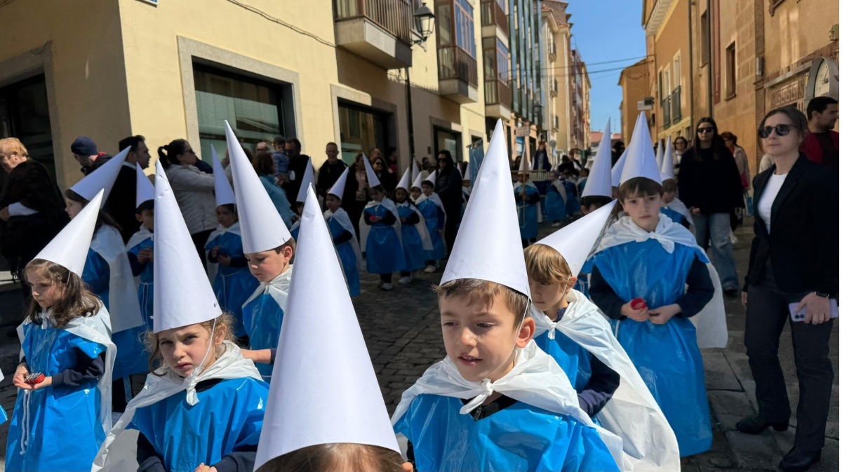 Alumnos del colegio Milagrosa-Las Nieves procesionando
