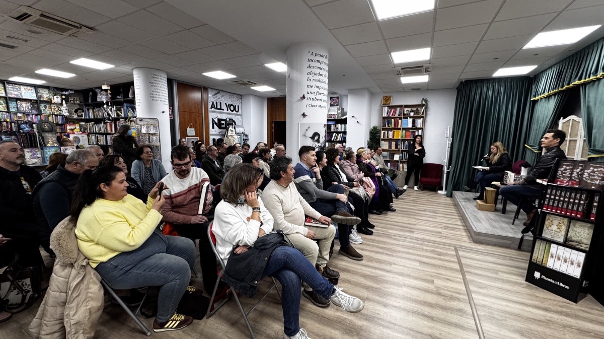 Christian G&aacute;lvez en la librer&iacute;a Letras
