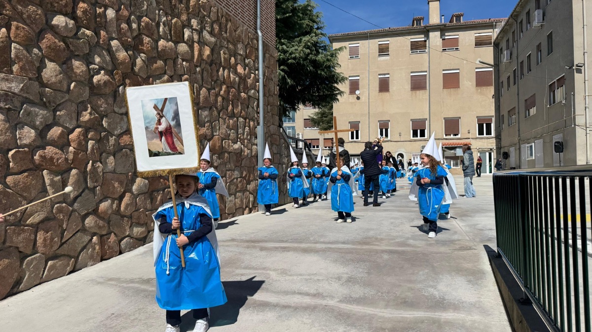 Alumnos del colegio Milagrosa-Las Nieves procesionando