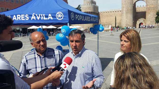 García Nieto (izquierda) y Ruth Pindado (derecha) en la anterior campaña de las elecciones generales.
