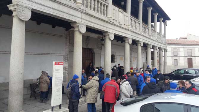 Asistentes a la asamblea de la Asociación Castellano y Leonesa de Autocaravanistas (ACYLA) en Madrigal.