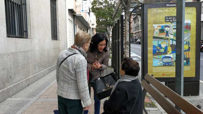 La candidata al Senado Patricia Rodríguez conversa con unas mujeres en la calle.