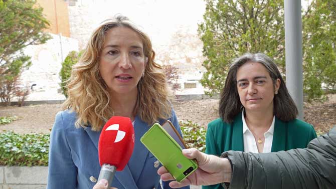 Alicia Garc&iacute;a y Sonsoles S&aacute;nchez-Reyes a la puerta del Archivo Hist&oacute;rico.