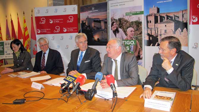 Paradinas (primero por la derecha) en la presentación del sorteo de lotería de la AECC.