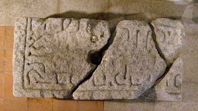 Lápida funeraria hebrea de Arévalo en el Museo de Ávila.