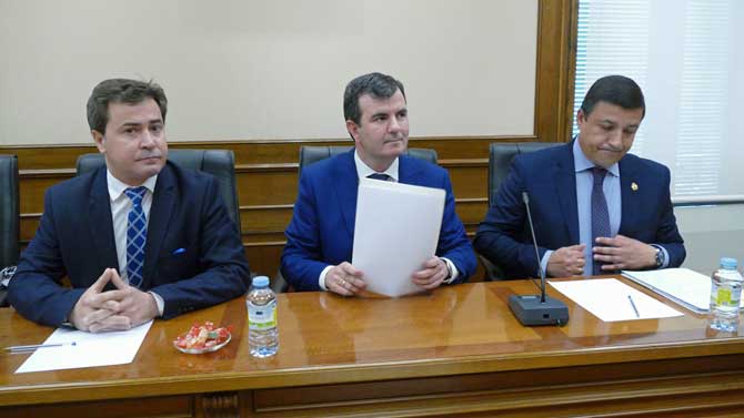 Jesús Martín (izquierda) junto al portavoz y al nuevo presidente en el pleno de la moción de censura.