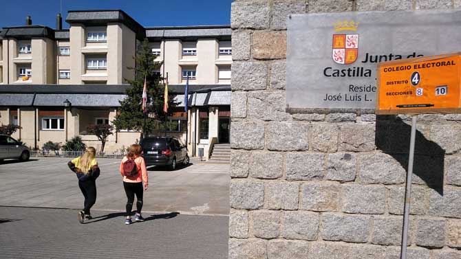 Colegio electoral en el IES López Aranguren.