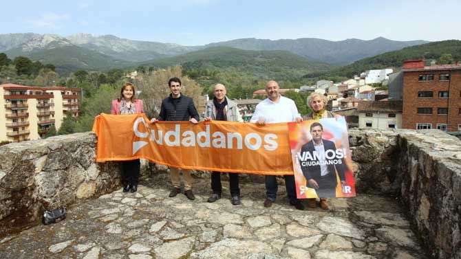 Caridad Galán (izquierda) junto al Manuel Hernández, candidato al Congreso.