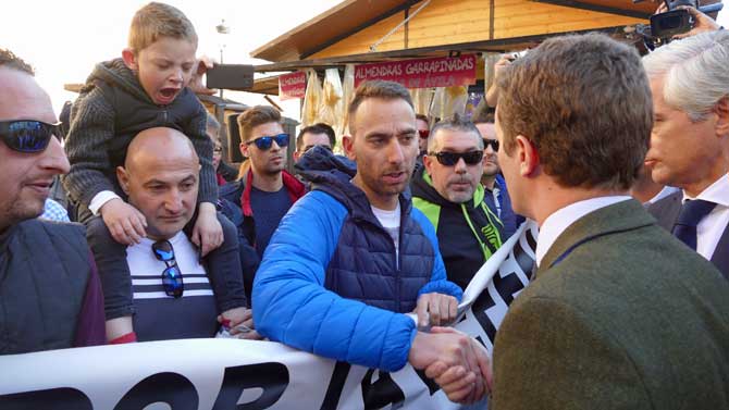Pablo Casado conversa con los trabajadores de las empresas auxiliares de Nissan.