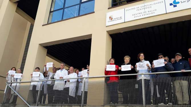 Sanitarios en el Centro de Salud Ávila-Estación.