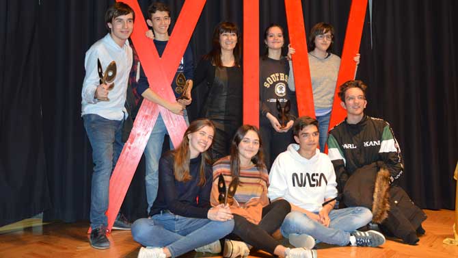 Teatrando, del IES Isabel de Castilla, con du directora, Pilar Rodr&iacute;guez.