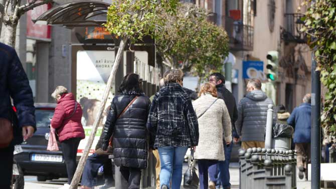 Viandantes en una plaza de Ávila.