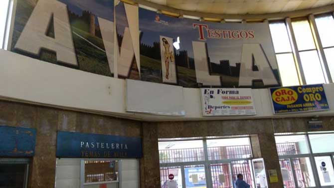 Interior de la vieja estación de autobuses.