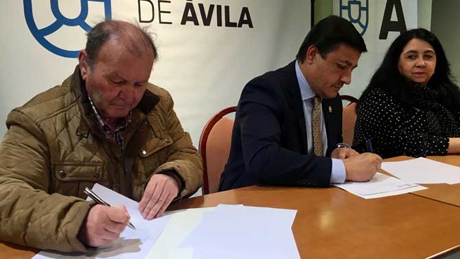 Carlos García y Enrique Rodríguez firman el convenio junto a la vicepresidenta de la Diputación, Beatriz Díaz.