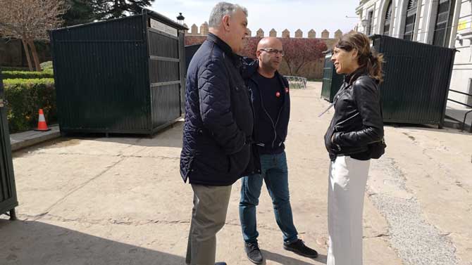 Yolanda V&aacute;zquez, con miembros de su grupo municipal, junto a las casetas de la Feria del Libro.
