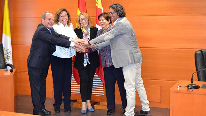 Mª Yolanda de Juan, alcaldesa de Gotarrendura; Mª Victoria González, teniente de alcalde de Sotillo; Rosario Sáez, rectora de la UCAV; José María Monforte, presidente de la Mancomunidad del Tiétar; y Juan Jos&a