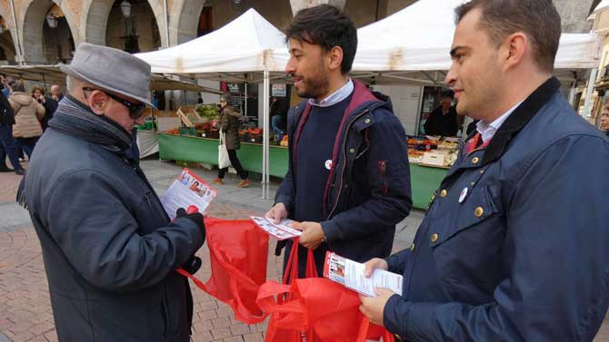 Francisco Días y Manuel Arribas en el mercado de frutas del Mercado Chico.