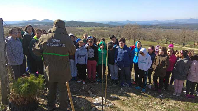 Agente medioambiental en una actividad con escolares.