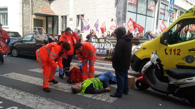Simulacro de un accidente en el Día de la Seguridad y la Salud en el Trabajo.