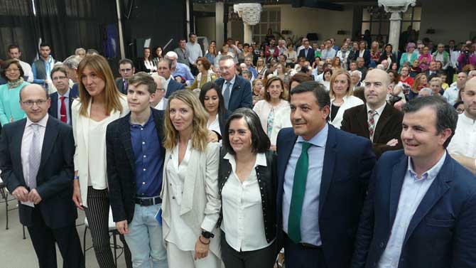 Sánchez-Reyes con varios candidatos de su lista.