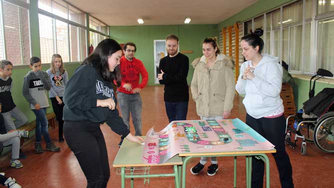 Talleres sobre discapacidad de Aspaym en el Colegio El Pradillo.