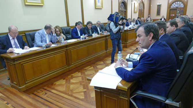 Jesús Caro (izquierda) y Juan Pablo Martín (izquierda) en el pleno de la Diputación de abril.