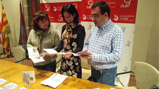 Presentación del folleto en lectura fácil dedicado al edificio del Ayuntamiento.