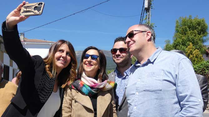 Margarita Robles en su visita a La Adrada durante la campaña.