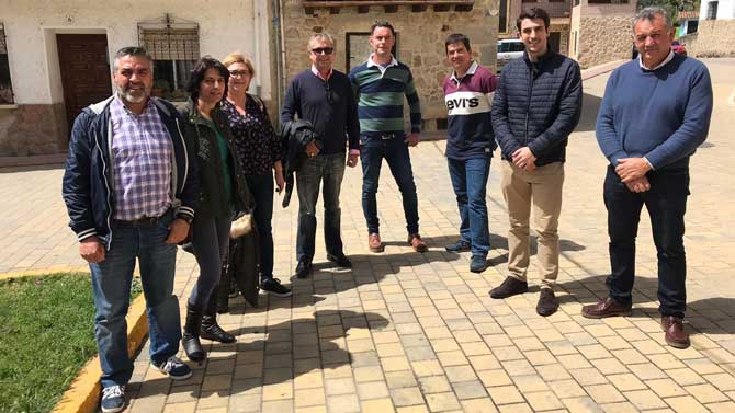 Manuel Hernández (segundo derecha) en Lanzahíta.