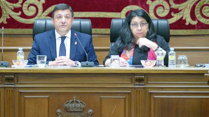 Carlos García, presidente de la Diputación, junto a la nueva vicepresidenta, Beatriz Díaz.