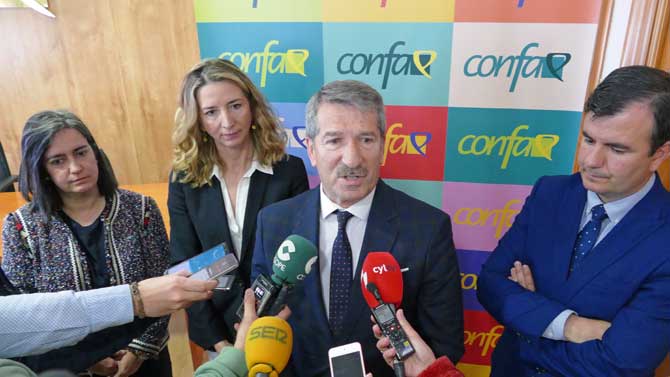 Candidatos del PP junto al presidente de Confae.